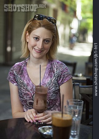 
                Junge Frau, Essen & Trinken, Straßencafé                   