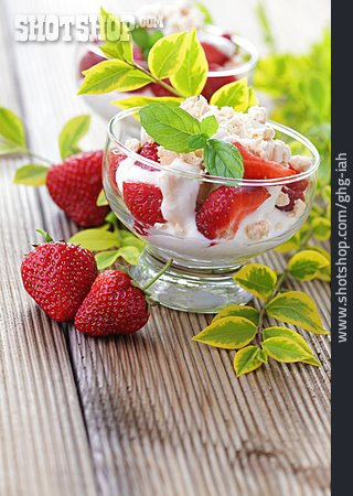 
                Dessert, Eton Mess, Erdbeerquark                   