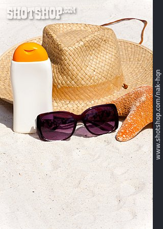 
                Sonnenhut, Sonnenbrille, Strandurlaub, Sonnencreme                   