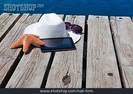 
                Sommer, Sonnenbrille, Holzsteg, Strohhut, Tablet-pc                   