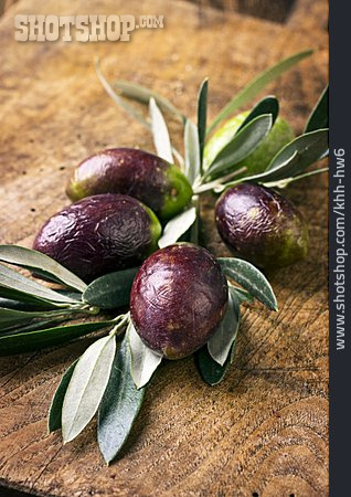 
                Oliven, Olivenzweig, Mediterrane Küche                   