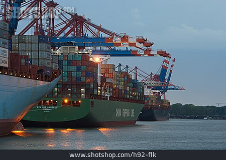 
                Handel, Containerschiff, Umschlagplatz                   