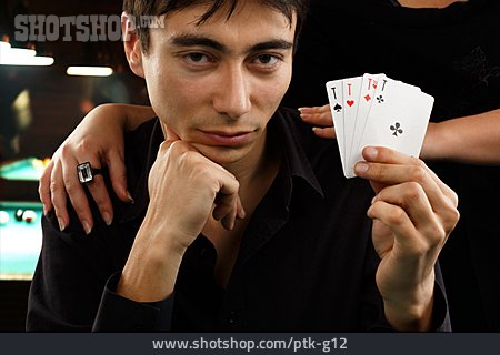 
                Junger Mann, Poker, Glücksspiel, Casino                   