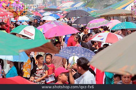 
                Menschenmenge, Sonnenschutz, Laos                   
