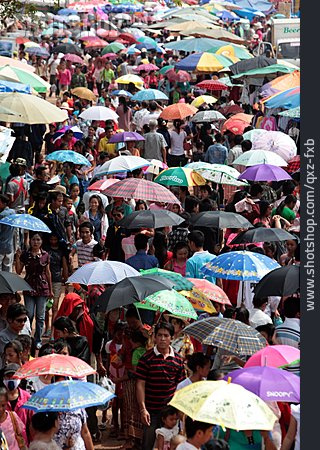 
                Menschenmenge, Regenschirm, Vientiane                   