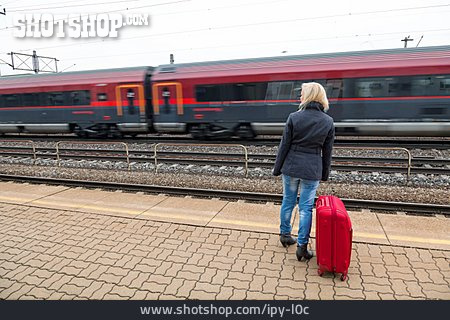 
                Schienenverkehr, Bahnhof, Warten, Zugreise                   
