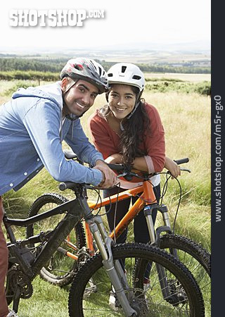 
                Paar, Radfahrer, Mountainbike, Fahrradtour                   