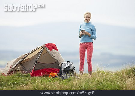 
                Junge Frau, Zelt, Camping                   