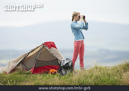 
                Junge Frau, Zelt, Camping                   