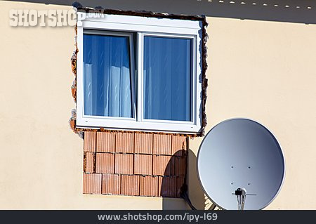 
                Fenster, Satellitenschüssel, Sanierung, Parabolantenne                   