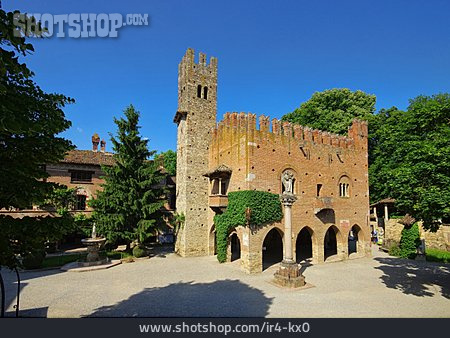 
                Burg, Italien, Emilia-romagna                   