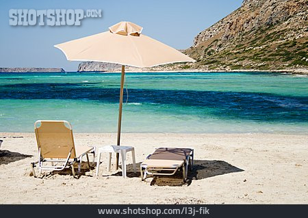 
                Strand, Urlaub, Sonnenschirm, Liegestuhl                   