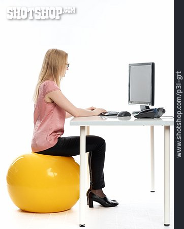 
                Junge Frau, Sitzen, Schreibtisch, Gymnastikball                   