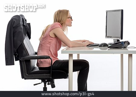 
                Junge Frau, Sitzen, Schreibtisch, Körperhaltung                   