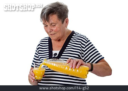 
                Seniorin, Eingießen, Orangensaft                   