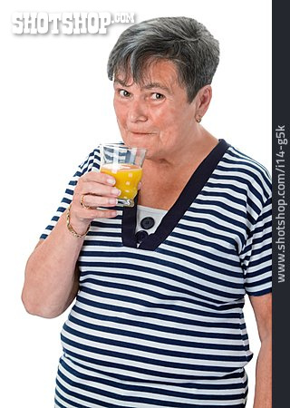 
                Seniorin, Trinken, Orangensaft                   