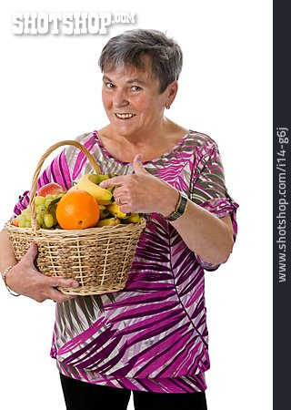 
                Seniorin, Gesunde Ernährung, Obst, Obstkorb                   