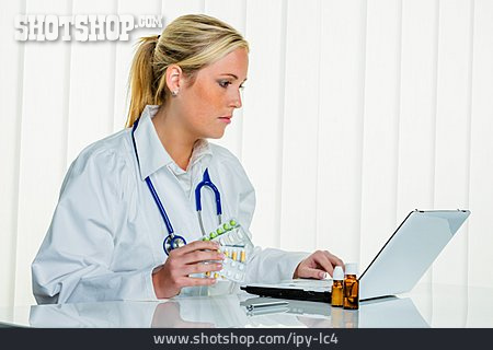 
                Gesundheitswesen & Medizin, Laptop, ärztin                   