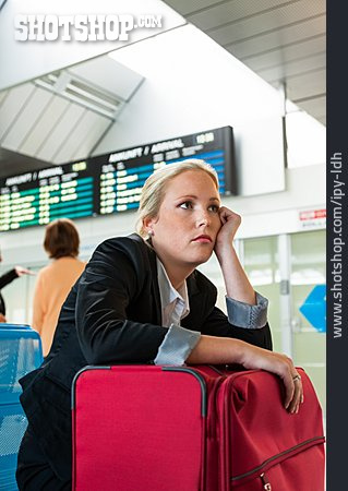
                Geschäftsfrau, Geschäftsreise, Flughafen, Warten, Flugverspätung, Pilotenstreik                   