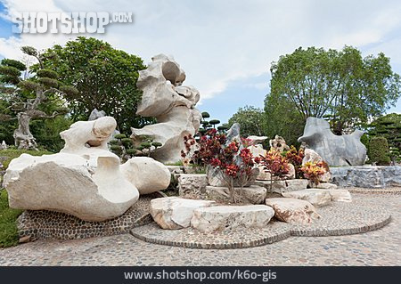 
                Steinskulptur, Steingarten, Japanischer Garten                   