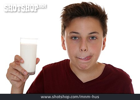 
                Junge, Milch, Milchglas                   