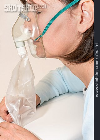 
                Sauerstoffmaske, Atemnot, Beatmung                   