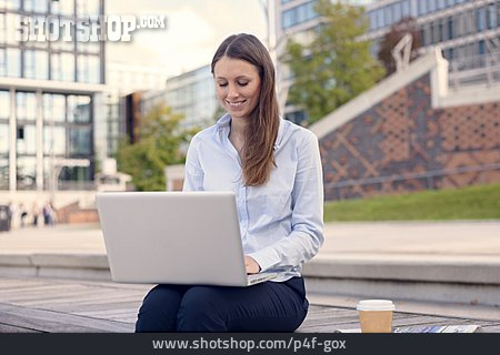 
                Junge Frau, Mobile Kommunikation, Laptop                   