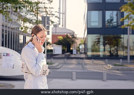 
                Geschäftsfrau, Mobile Kommunikation, Telefonieren                   