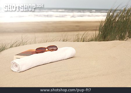 
                Sonnenbrille, Handtuch, Sandstrand, Strandurlaub                   