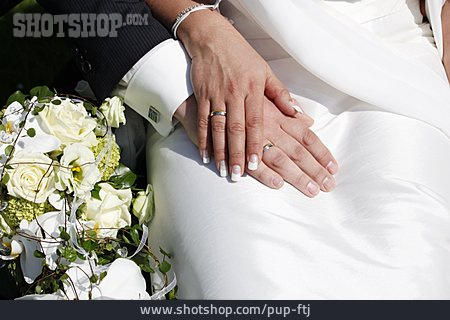 
                Hände, Brautstrauß, Eheringe                   