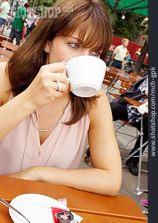 
                Junge Frau, Trinken, Kaffeetasse                   
