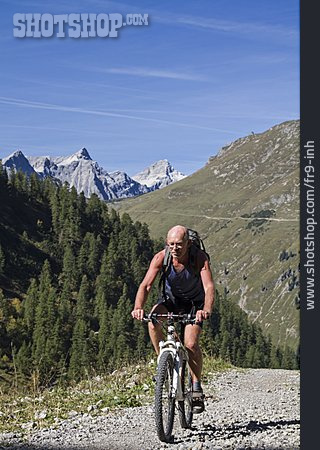 
                Mann, Aktiver Senior, Radfahrer, Mountainbike                   