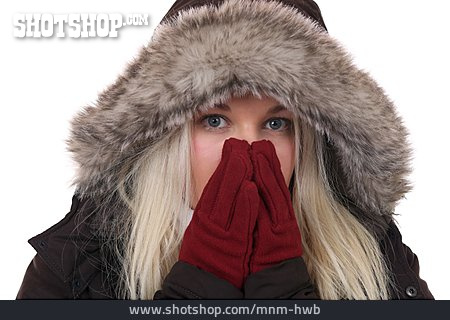 
                Junge Frau, Winter, Erkältung, Frieren                   