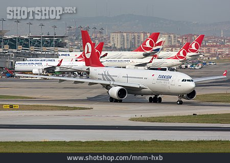 
                Flugzeug, Flughafen, Airbus A330, Turkish Airlines                   