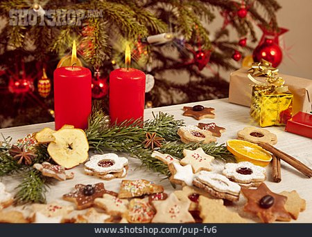 
                Weihnachten, Weihnachtsgebäck, Weihnachtsdekoration, Kerzen                   