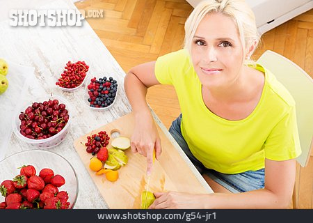 
                Frau, Gesunde Ernährung, Häusliches Leben, Zubereiten                   