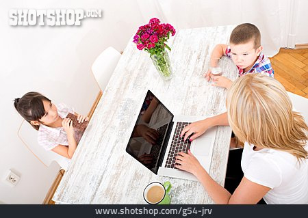 
                Mutter, Laptop, Familie                   