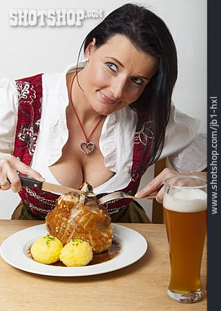 
                Frau, Essen & Trinken, Bayrische Küche, Schweinshaxe                   