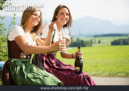 
                Junge Frau, Feiern, Freundin, Bayern                   