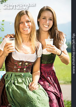 
                Junge Frau, Milch, Freundin, Bayern                   
