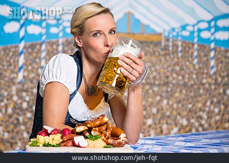 
                Junge Frau, Bier, Maßkrug, Oktoberfest                   