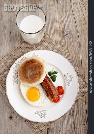 
                Frühstück, Wurst, Brot, Spiegelei                   