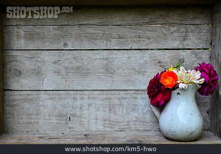 
                Blumenstrauß, Vase, Holzkiste                   