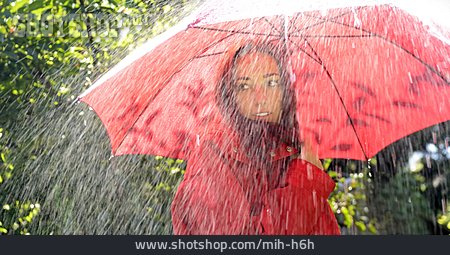 
                Junge Frau, Regenschirm, Sommerregen                   