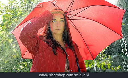 
                Junge Frau, Warten, Regenschirm, Regenschauer                   