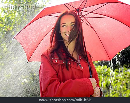
                Junge Frau, Regenschirm, Windig, Regenwetter                   