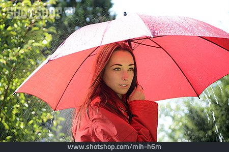 
                Junge Frau, Regenschirm, Regenwetter                   