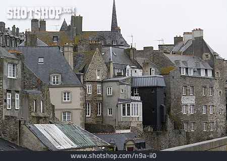 
                Frankreich, Saint Malo, Gebäudefront                   
