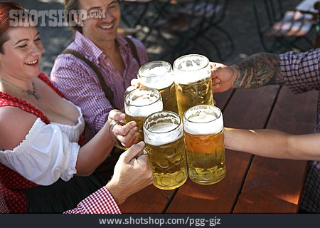 
                Bier, Biergarten, Bayern, Anstoßen                   