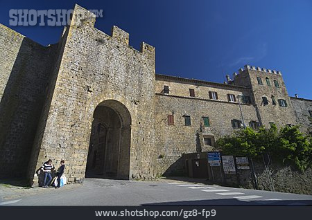 
                Stadtmauer, Volterra                   